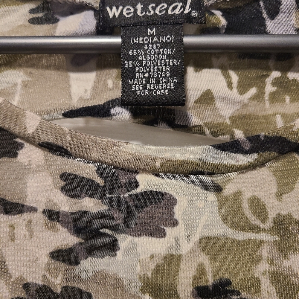 Wet Seal Slashed Back Camo Tee, Size M - Picture 6 of 6